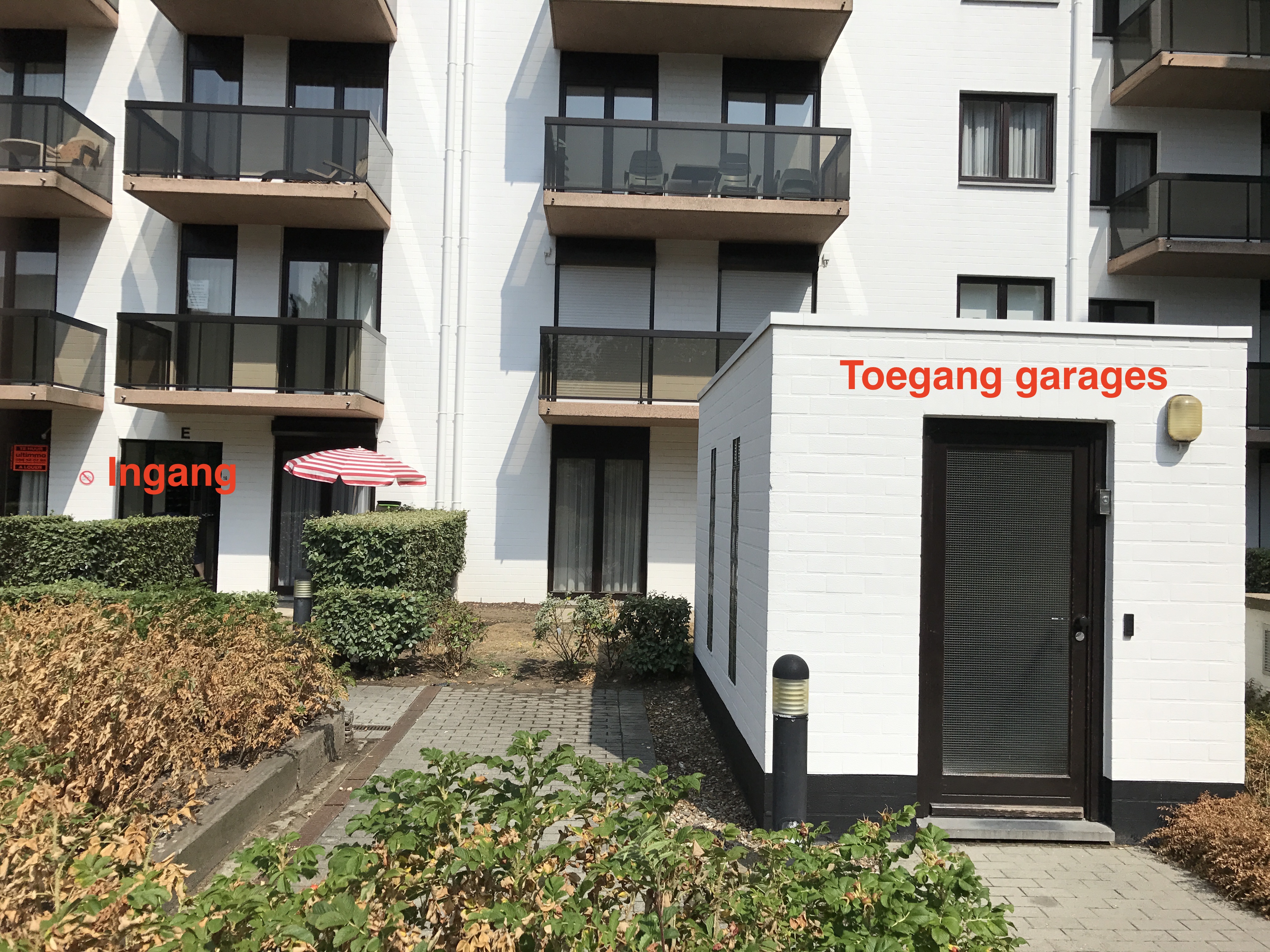 Toegang traphal naar ondergrondse garage
