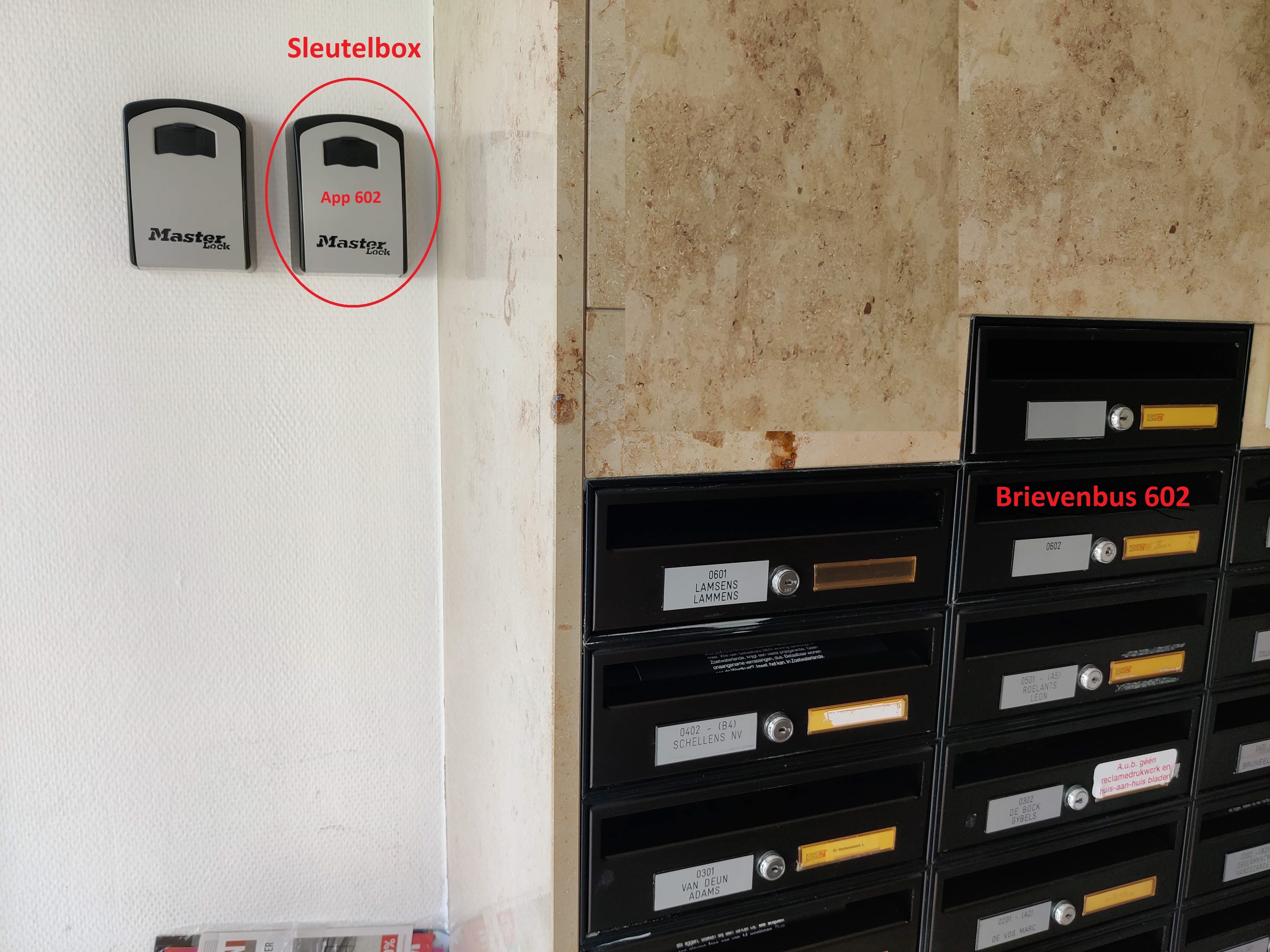 Rechter sleutelbox en brievenbus